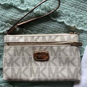 Large jet set Michael Kors wristlet